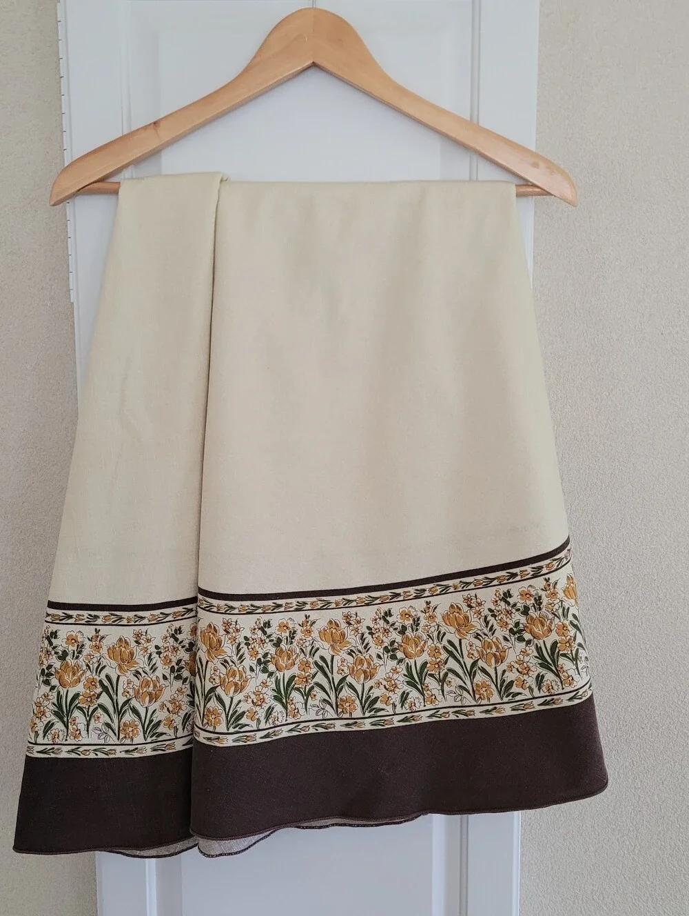 Vintage Tan Yellow Brown Floral Round Tablecloth 69